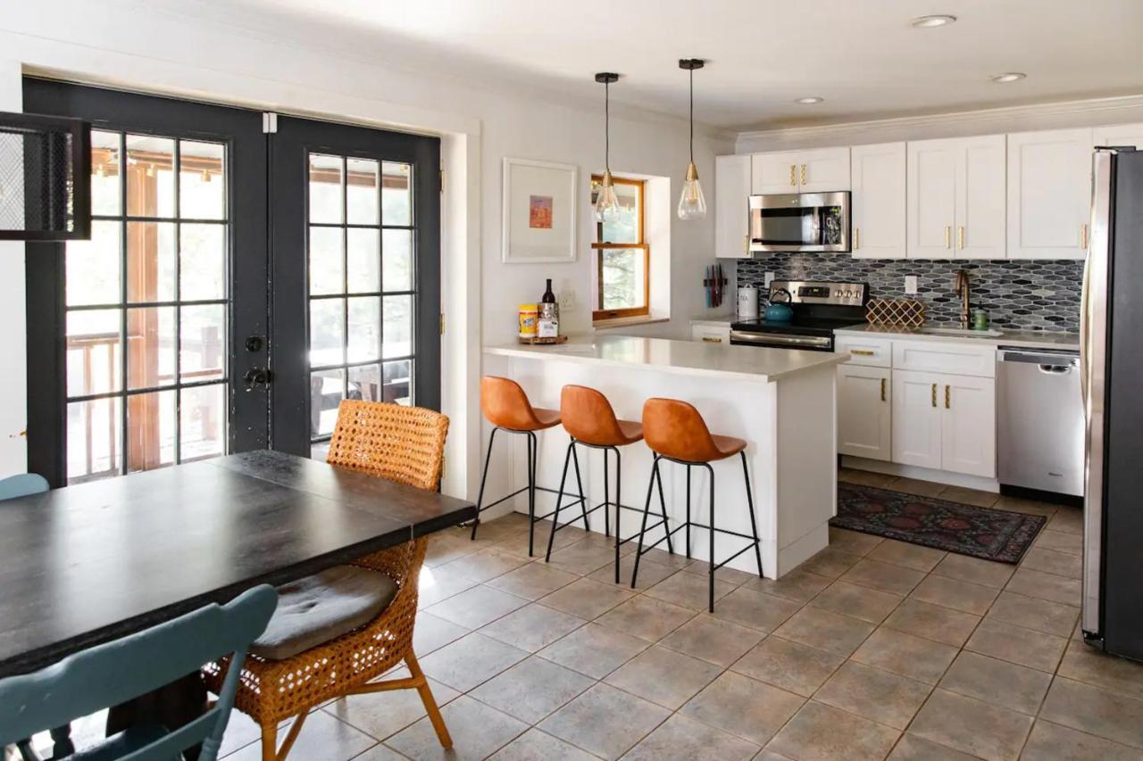 Hot Tub Charming & Chic Mountain Gem On Sleepy Creek Villa Berkeley Springs Bagian luar foto
