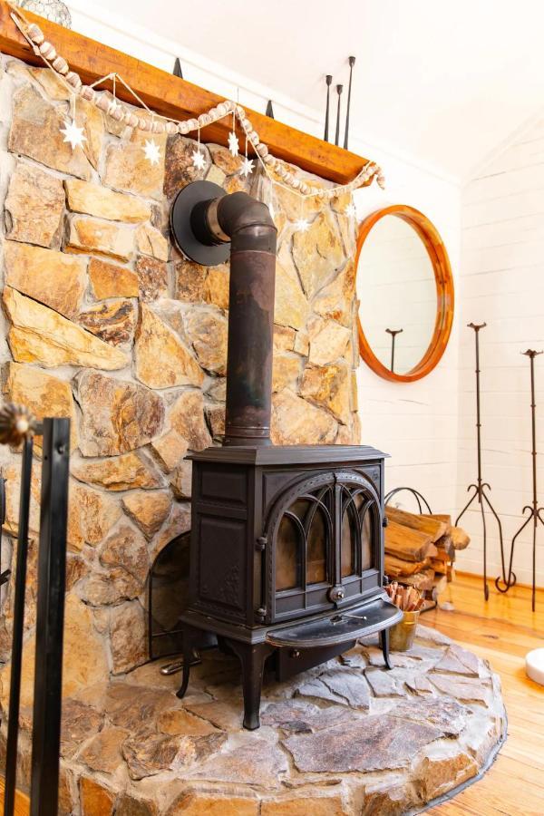 Hot Tub Charming & Chic Mountain Gem On Sleepy Creek Villa Berkeley Springs Bagian luar foto