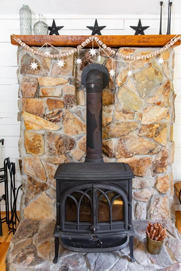 Hot Tub Charming & Chic Mountain Gem On Sleepy Creek Villa Berkeley Springs Bagian luar foto